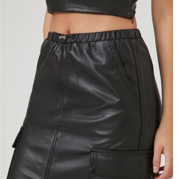 💥💥 FOREVER 21 💥💥.       FAUX LEATHER MAXI CARGO SKIRT - Picture 2 of 6